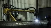 La cella robotizzata di Groupe Gravel esegue taglio plasma e saldatura su pezzi di grandi dimensioni presso lo stabilimento dell’azienda in Quebec.