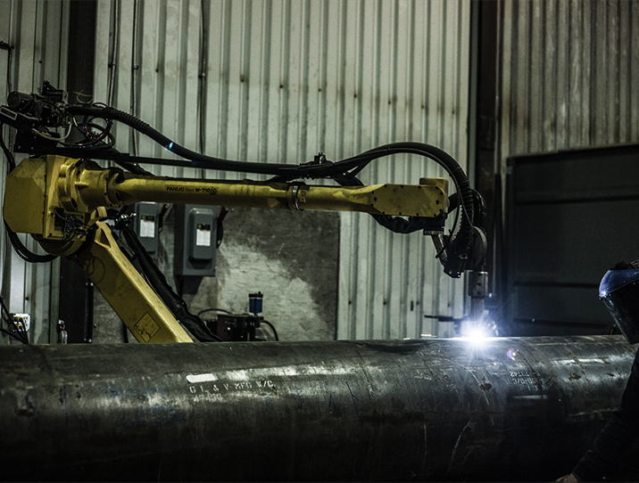 Groupe Gravel'ın robot çalışma hücresi, şirketin Quebec tesisinde büyük iş parçaları üzerinde plazma kesme ve kaynaklama gerçekleştiriyor